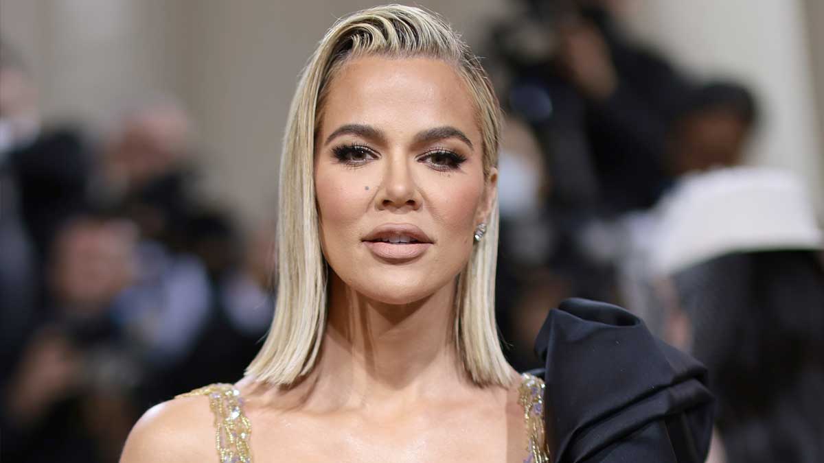 Khloé Kardashian muestra fotos de su hendidura en la mandíbula a causa del cáncer de piel.