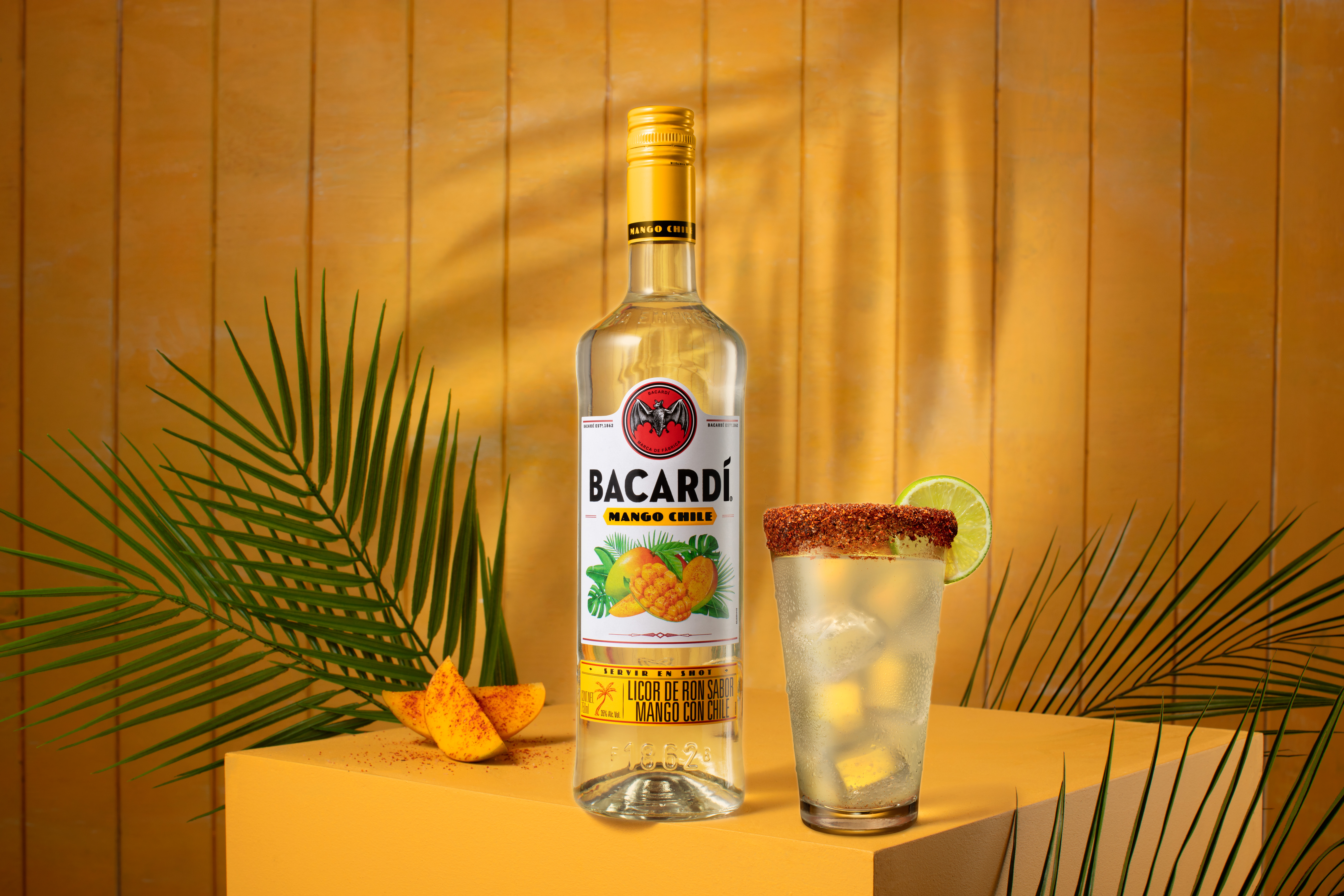 Foto de un coctel Bacardí Mango Fuego, preparado con Bacardí Mango Chile